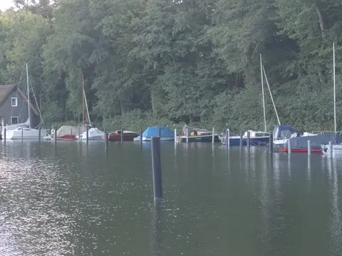 Einwintern 2026 – Bild 2: Hafen mit Segelbooten am ruhigen Klempowsee