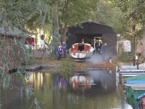 Einwintern 2026 – Bild 3: Boot auf dem Slipwagen vor der Bootshalle
