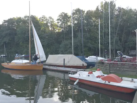 Einwintern 2026 – Bild 4: Holzboot mit gesetztem Segel im Hafen