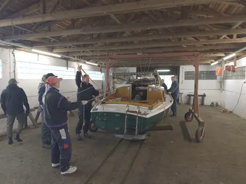 Einwintern 2026 – Bild 6: Segelboot in der Bootshalle