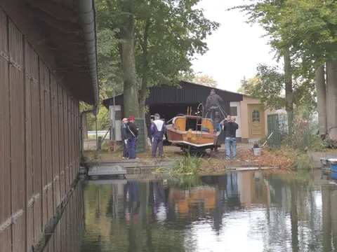 Einwintern 2026 – Bild 7: Boote und Helfer am Bootshaus